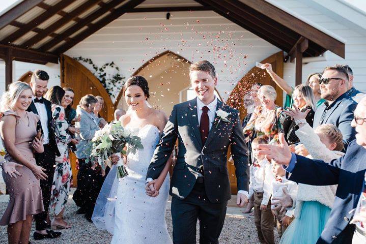 Confetti Moment Using Biodegradable Wedding Confetti Confetti Moment Using Biodegradable Wedding Confetti