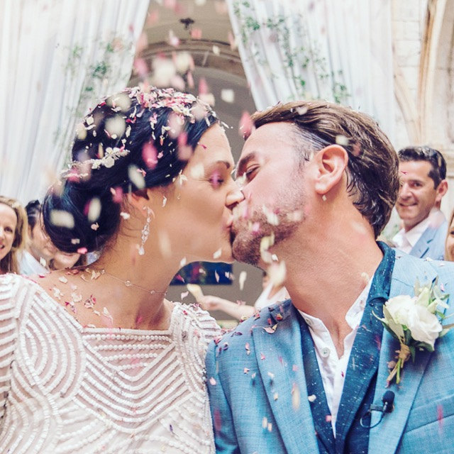 Confetti Moment Kiss Using Biodegradable Wedding Confetti and Wedding Confetti Cones Confetti Moment Kiss Using Biodegradable Wedding Confetti and Wedding Confetti Cones