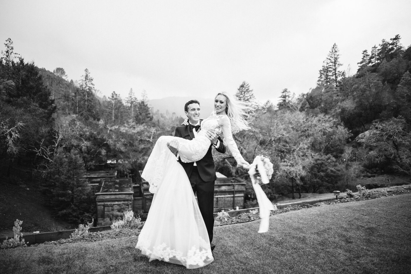 Hawaii Wedding with Biodegradable Wedding Confetti Hawaii Wedding with Biodegradable Wedding Confetti