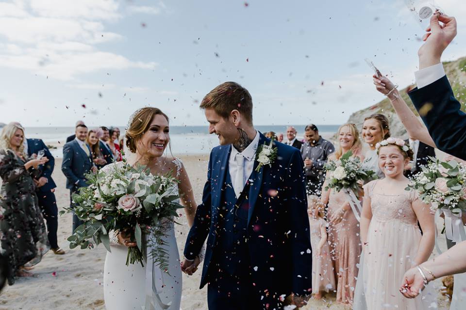 Customer Wedding Confetti Moment With Biodegradable Wedding Confetti Customer Wedding Confetti Moment With Biodegradable Wedding Confetti